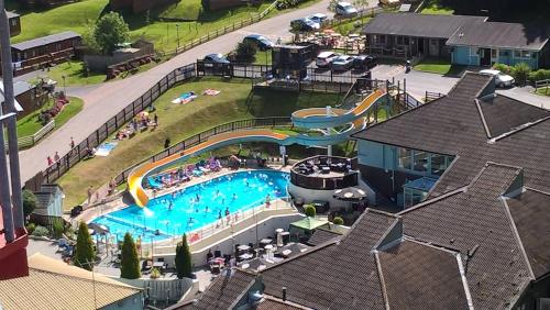 Πισίνα στο ή κοντά στο Conkers Lodge for 6 with Hot Tub & Secluded Decking - Spa Resort in Devon