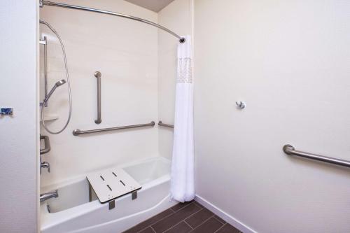 Ένα μπάνιο στο Hampton Inn & Suites Los Alamos