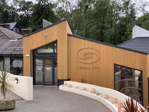 Φωτογραφία από το άλμπουμ του Conkers Lodge for 6 with Hot Tub & Secluded Decking - Spa Resort in Devon σε Chudleigh