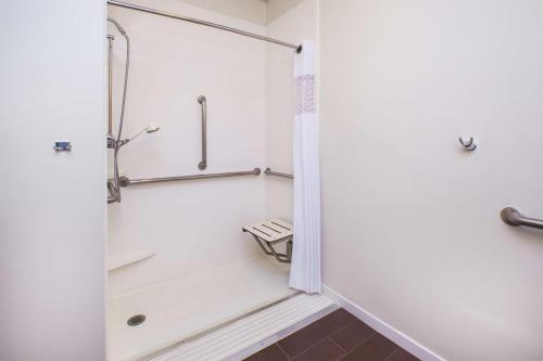 Ένα μπάνιο στο Hampton Inn & Suites Los Alamos