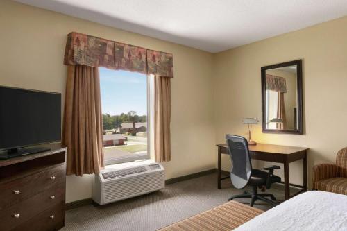 Habitación de hotel con cama, escritorio y ventana en Hampton Inn & Suites Lawton, en Lawton