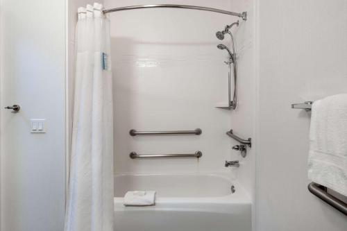 y baño con ducha y bañera. en Hampton Inn Irvine/East Lake Forest, en Foothill Ranch
