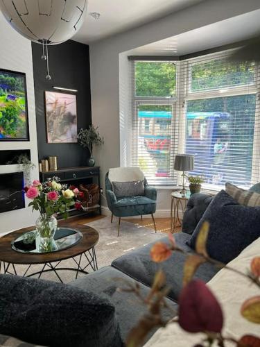 Stylish home close to Arena في Wincobank: غرفة معيشة مع أريكة وطاولة