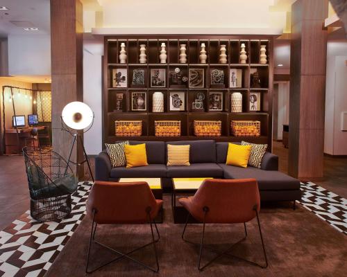 Posezení v ubytování Hampton Inn & Suites Sherman Oaks