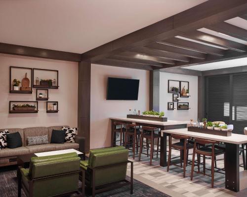 TV a/nebo společenská místnost v ubytování Hampton Inn & Suites Sherman Oaks