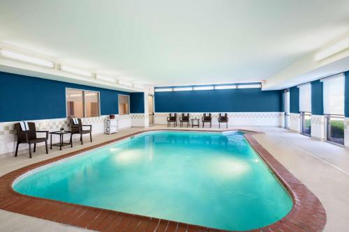 列克星敦的住宿－南列剋星敦希爾頓恆庭酒店，游泳池位于酒店客房内,配有椅子和桌子