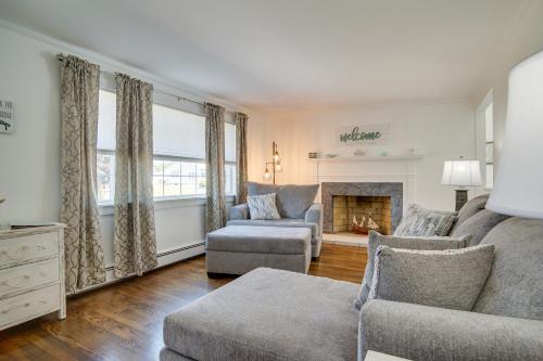 - un salon avec un canapé, des chaises et une cheminée dans l'établissement Newly Renovated Dennis Port Home Close to Beaches, à Dennis Port