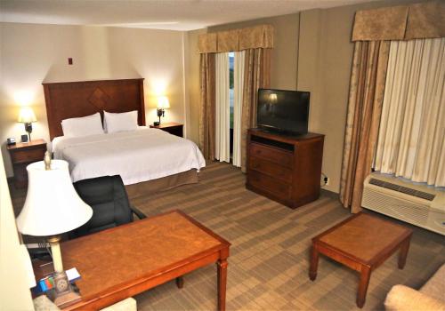 Habitación de hotel con cama y TV en Hampton Inn & Suites Jennings en Jennings