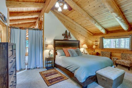 ein Schlafzimmer mit einem Bett und einer Holzdecke in der Unterkunft Lake Almanor Cabin with Deck and Beach Access in Westwood