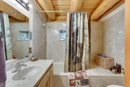 łazienka z umywalką i zasłoną prysznicową w obiekcie Lake Almanor Cabin with Deck and Beach Access w mieście Westwood