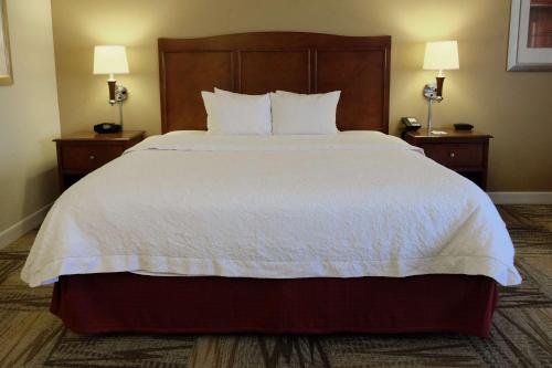 Una cama o camas en una habitación de Hampton Inn Lima