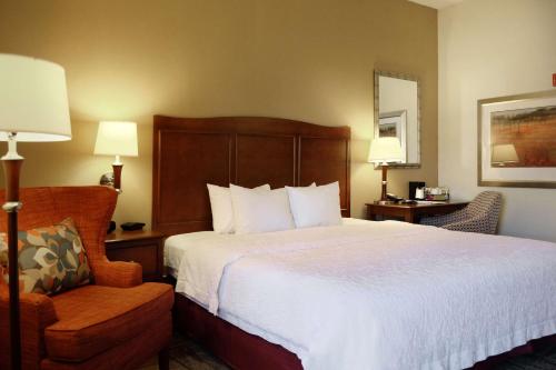 Una cama o camas en una habitación de Hampton Inn Lima