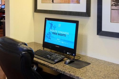 Una televisión o centro de entretenimiento en Hampton Inn Lima