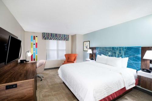 um quarto de hotel com uma cama e uma televisão de ecrã plano em Hampton Inn & Suites West Little Rock em Little Rock