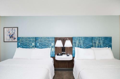 Ένα ή περισσότερα κρεβάτια σε δωμάτιο στο Hampton Inn & Suites West Little Rock