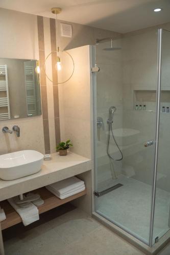 Koupelna v ubytování Paralimnio Suites