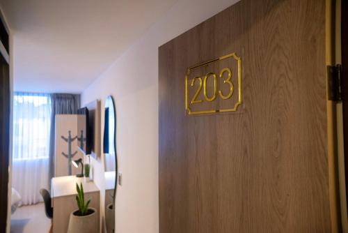 Una habitación con una puerta con un reloj. en BLISS BOUTIQUE HOTEL BOGOTA en Bogotá