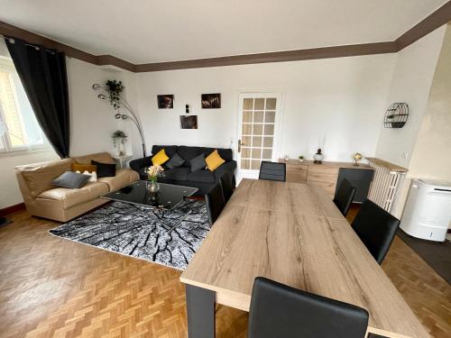 un salon avec une table et un canapé dans l'établissement Maison avec Terrasse Surplombant la Vallée, à Sarlat-la-Canéda