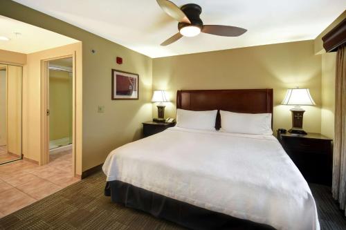 Ένα ή περισσότερα κρεβάτια σε δωμάτιο στο Homewood Suites by Hilton Lancaster