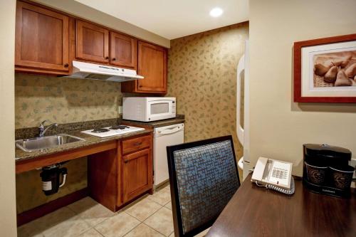 Η κουζίνα ή μικρή κουζίνα στο Homewood Suites by Hilton Lancaster