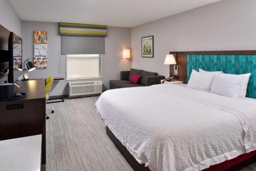拉波特的住宿－拉波特漢普頓酒店，酒店客房,配有床和沙发