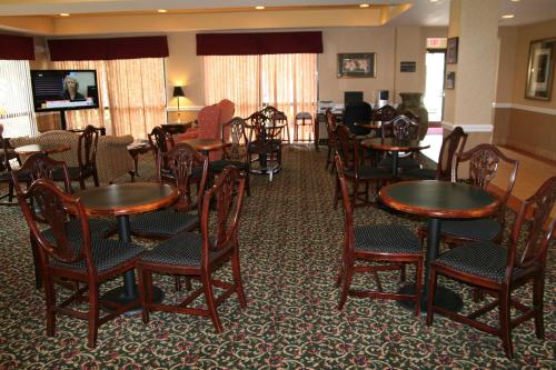 a restaurant with tables and chairs in a hotel room at Hampton Inn Laurinburg in Laurinburg