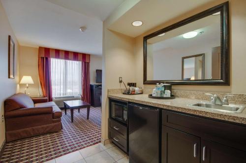 um quarto de hotel com um lavatório e uma sala de estar em Hampton Inn & Suites Las Cruces I-25 em Las Cruces