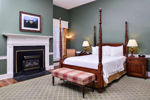 a bedroom with a bed and a fireplace at Hampton Inn Lexington Historic Area in Lexington