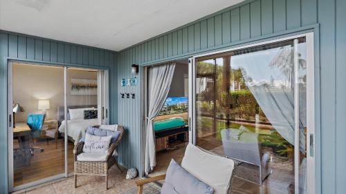 Habitación con balcón con vistas al océano. en Beach Way Getaway, en Siesta Key