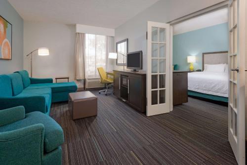 a hotel room with a bedroom and a bed at Hampton Inn Orlando Near Universal Blv/International Dr in Orlando