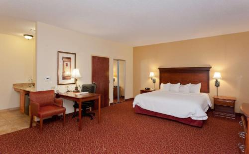 Postel nebo postele na pokoji v ubytování Hampton Inn & Suites McComb