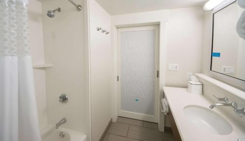 Bilik mandi di Hampton Inn Lakeland
