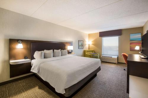 Una cama o camas en una habitación de Hampton Inn McHenry