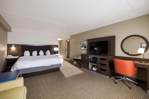 Una cama o camas en una habitación de Hampton Inn McHenry