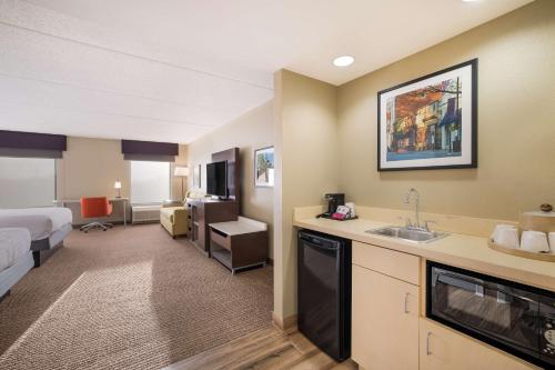 Una cama o camas en una habitación de Hampton Inn McHenry