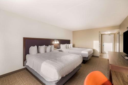 Una cama o camas en una habitación de Hampton Inn McHenry