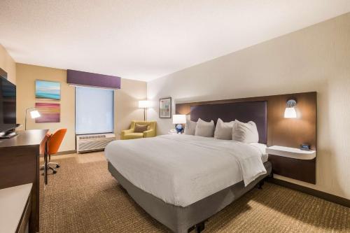 Una cama o camas en una habitación de Hampton Inn McHenry