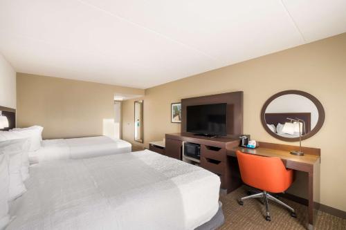 Una televisión o centro de entretenimiento en Hampton Inn McHenry