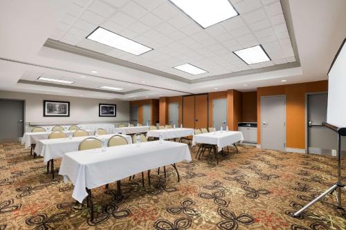 El área de trabajo o centro de convenciones de Hampton Inn McHenry