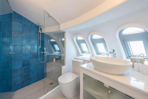 La salle de bains est pourvue d'un lavabo, de toilettes et d'une douche. dans l'établissement Villa Tholos -Athens Riviera, à Kalívia Thorikoú