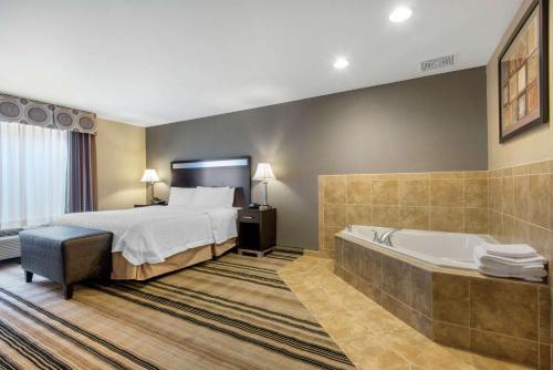 Ένα ή περισσότερα κρεβάτια σε δωμάτιο στο Hampton Inn Meadville