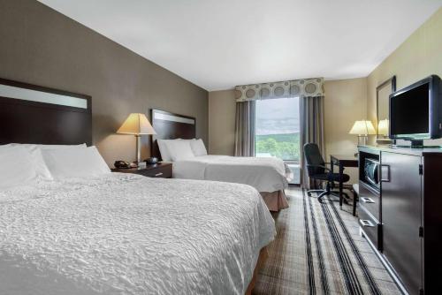 een hotelkamer met 2 bedden en een flatscreen-tv bij Hampton Inn Meadville in Meadville