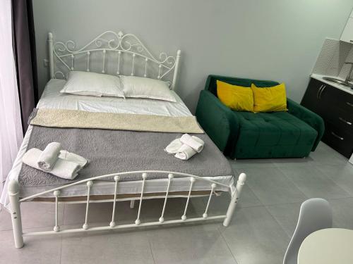 una camera con letto e divano verde di Cristall Kobuleti a Kobuleti