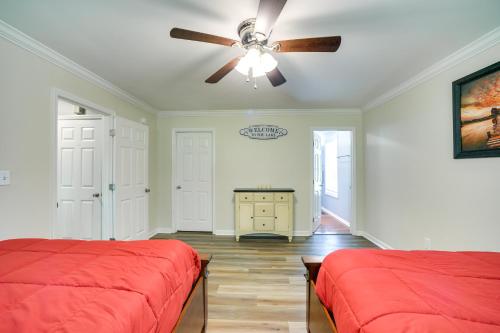 Ένα ή περισσότερα κρεβάτια σε δωμάτιο στο Guntersville Lake House Boat Ramp Access!