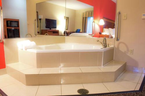 baño con bañera grande en una habitación de hotel en Hampton Inn Montgomery-South-Airport, en Hope Hull