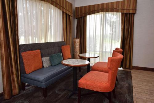 Posezení v ubytování Hampton Inn Alexander City
