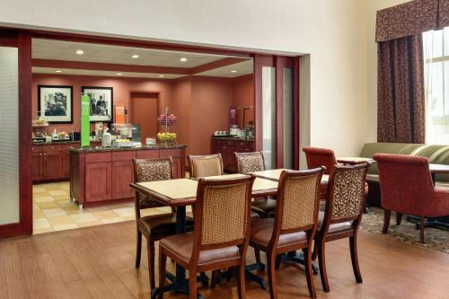 Posezení v ubytování Hampton Inn & Suites Prattville