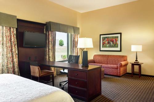 TV a/nebo společenská místnost v ubytování Hampton Inn & Suites Prattville