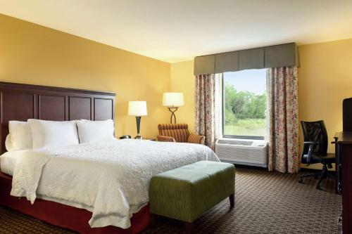 Postel nebo postele na pokoji v ubytování Hampton Inn & Suites Prattville