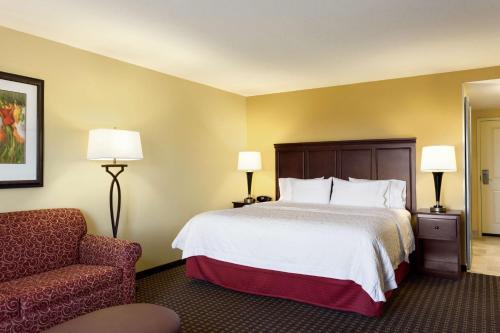 Postel nebo postele na pokoji v ubytování Hampton Inn & Suites Prattville